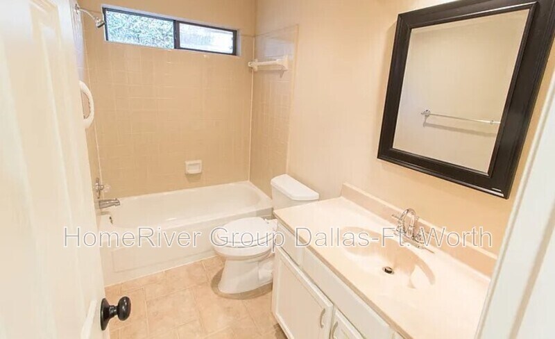 Building Photo - 2106 Turf Club Dr