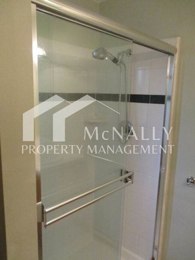 Building Photo - Craftsman Home with Detached 2-Car Garage Near Uptown & Narrows Bridge