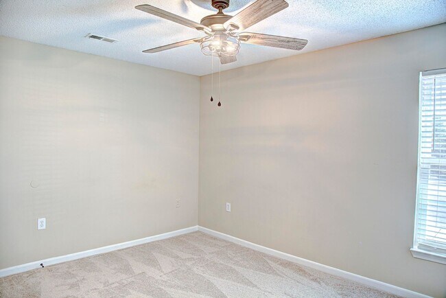 Building Photo - Two bedroom 2 bath apartment available