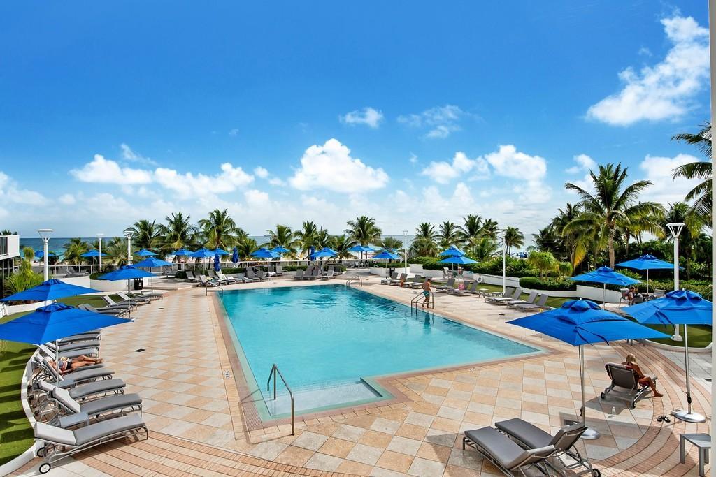 Pool Area - 100 Lincoln Rd
