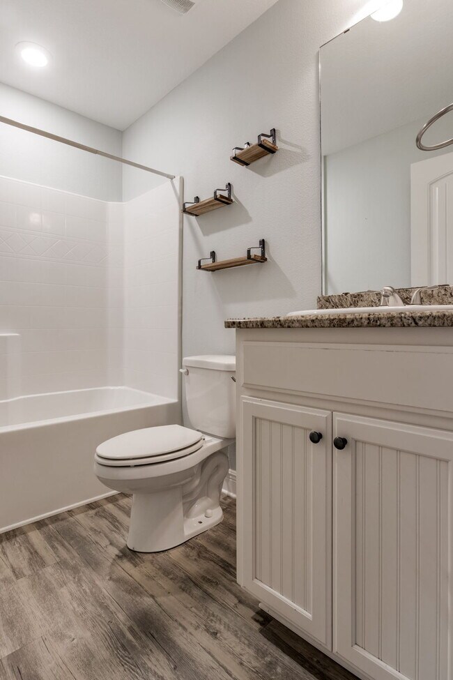 Building Photo - Spacious 4-Bedroom / 3 Bathroom + Office c...