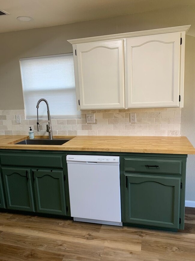 Building Photo - 3 Bedroom 2 Bath Home