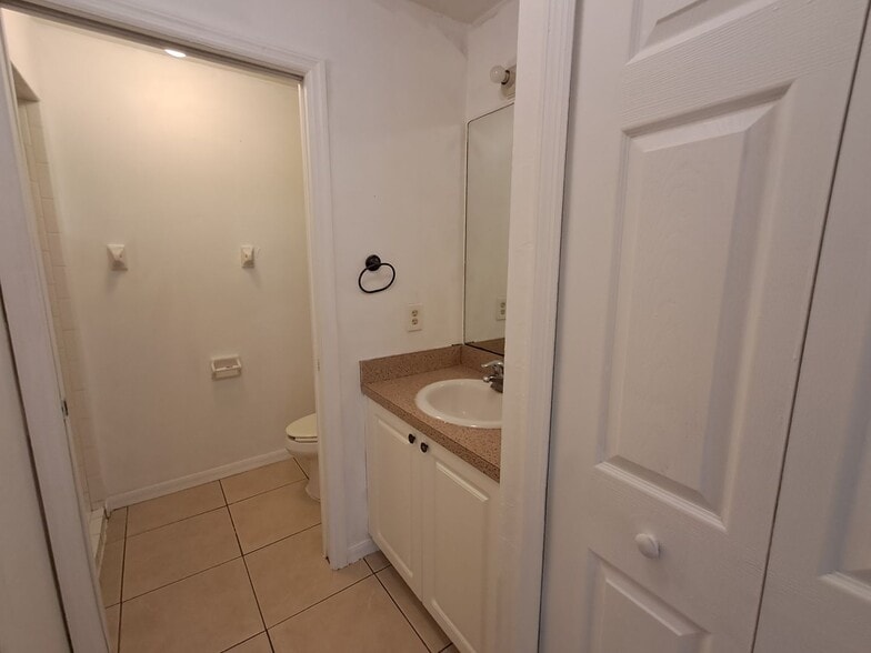 Building Photo - 4868 Golfview Blvd