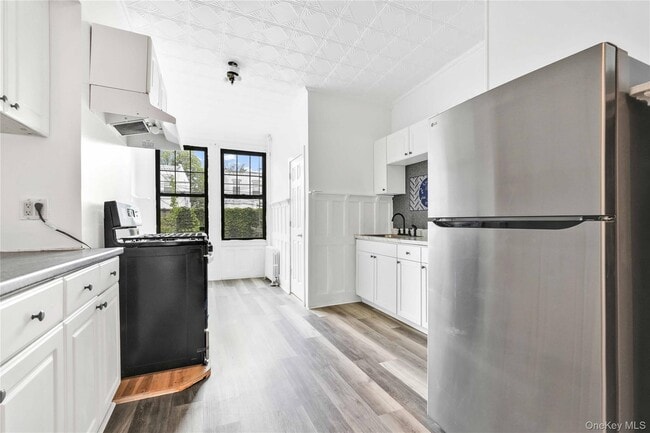 Building Photo - 71-60 69th Pl