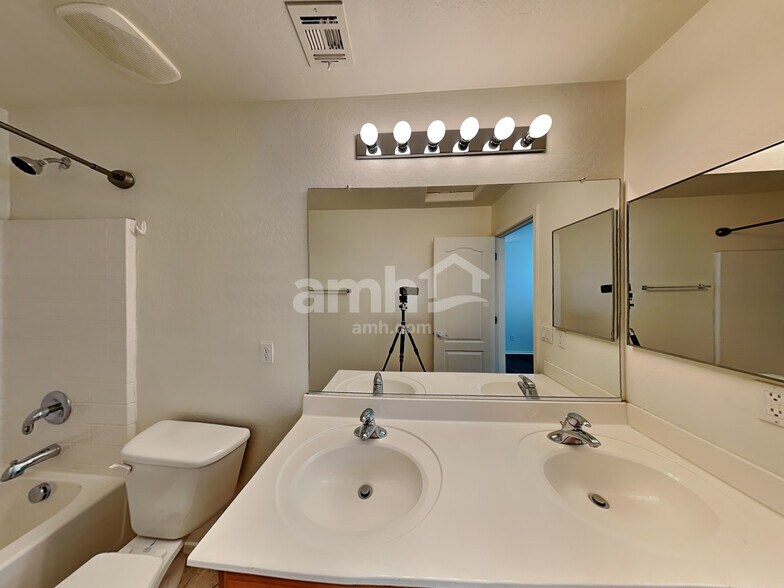 Building Photo - 17428 W Mandalay Ln