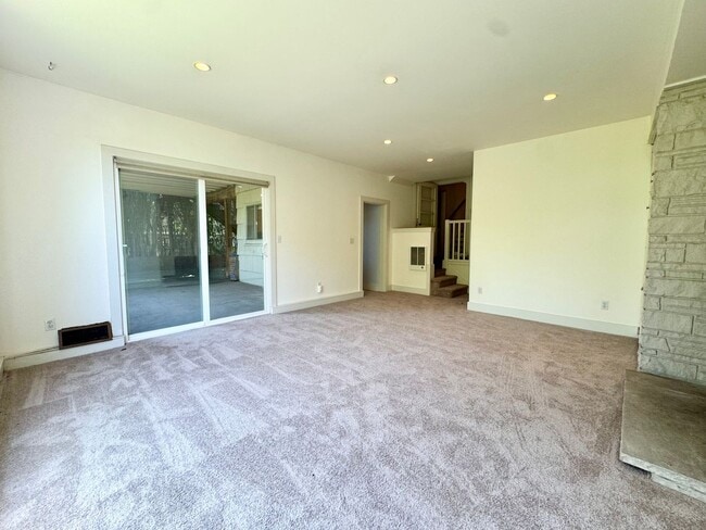 Building Photo - Hawthorne Hills Home