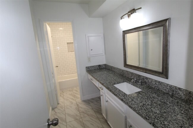 Building Photo - 409 Riverbend St