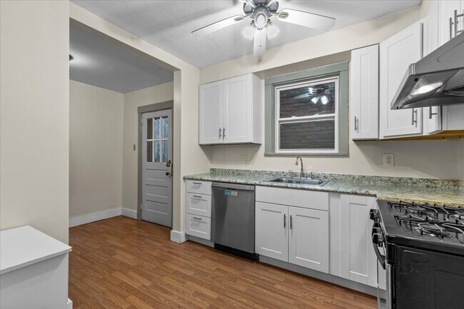 Building Photo - 776 Montclair St