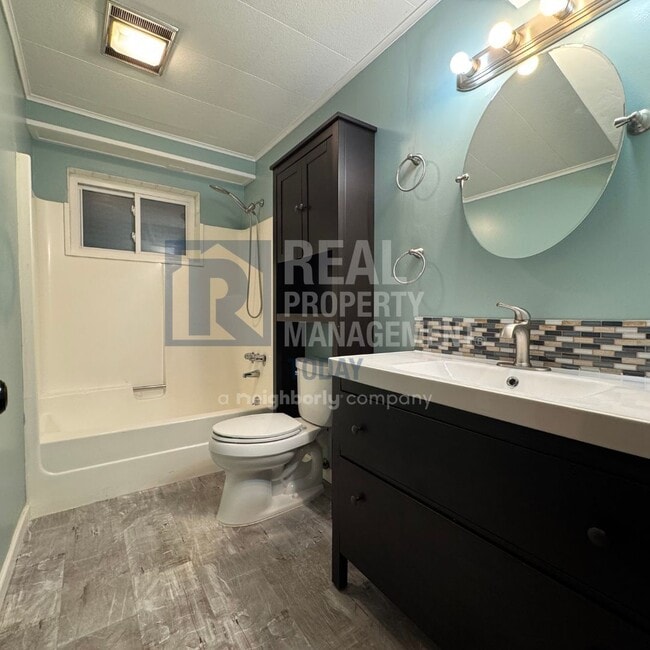 Building Photo - Rare 4 Bedroom Plus 4 Bathroom Home!