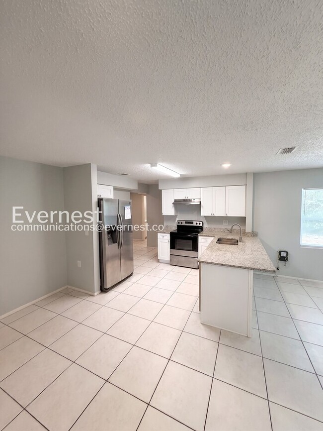 Building Photo - 3 Bed, 2 Bath Home with Spacious Yard and Attached Garage for Rent / Available Soon!