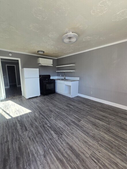 Building Photo - 4820 Oak Ave