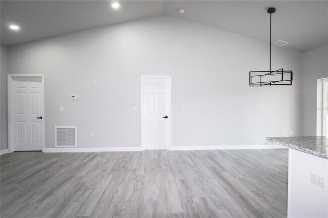 Building Photo - 769 Memorial Dr