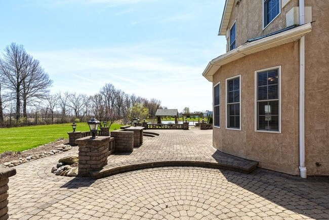 Building Photo - 100 Bermuda Dr