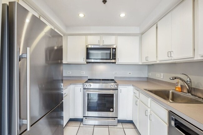 Building Photo - Charming 2 Bedroom-No Broker Fee