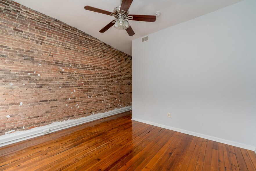Building Photo - 926 S Hanover St
