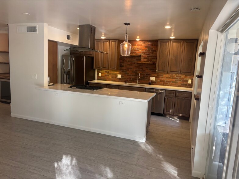 Nice modern kitchen - 3133 N 4th Ave