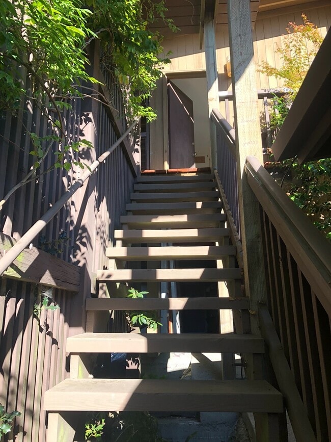 Building Photo - Lovely 3/2 home in the hills of El Cerrito with breathtaking views of the bay!