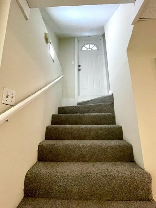 Building Photo - 1 Bedroom Apartment Downtown w/ Bonus Room - Utilities Included!