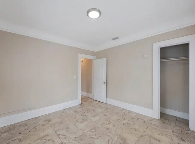 Building Photo - 548 Woodlawn St