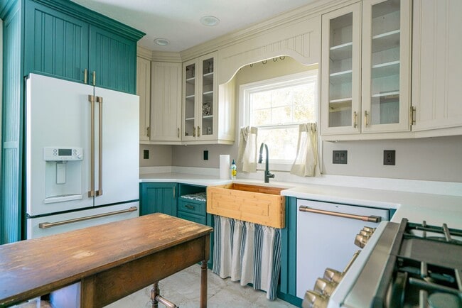 Building Photo - Charming 4 Bed, 2/5 Bath East Bench House