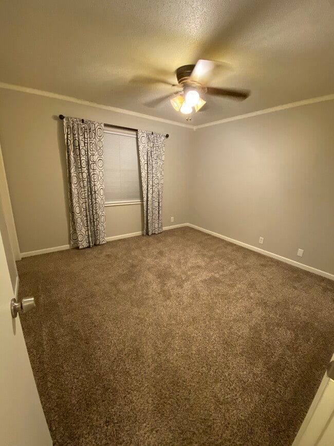 Building Photo - 4010 Honeysuckle Ln