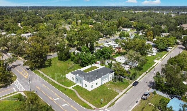 Building Photo - 1649 Lake Dr