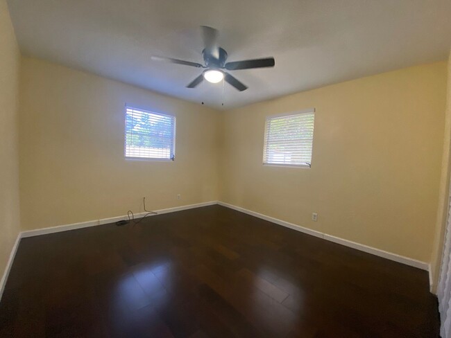 Building Photo - Updated 2 bedroom in South Daytona