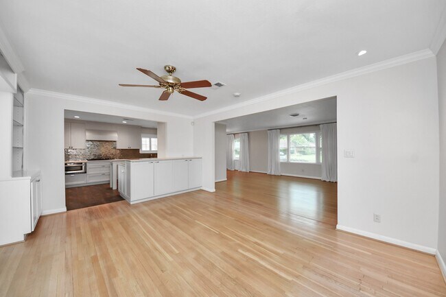 Building Photo - 6403 Waltway Dr