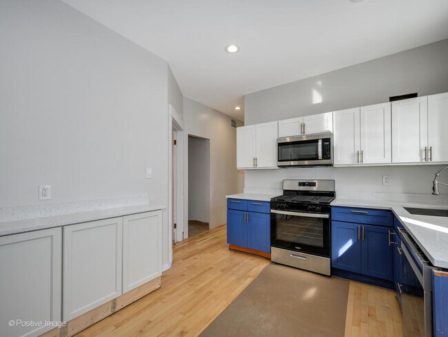 Building Photo - 2415 W Warner Ave