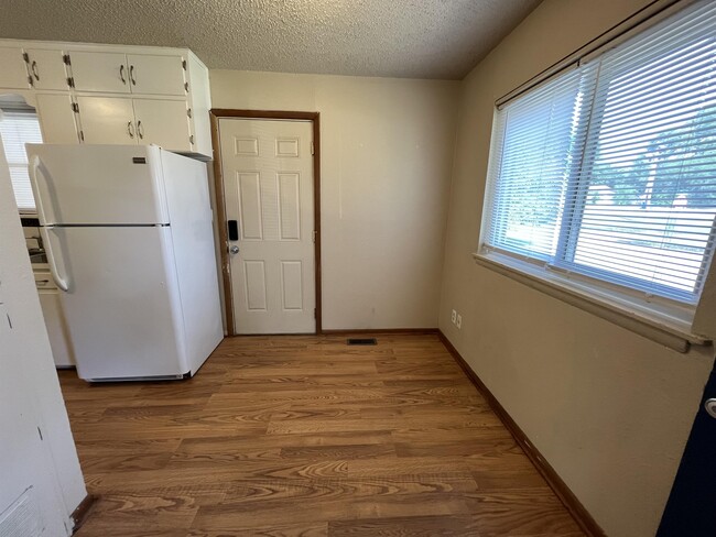 Building Photo - 1001 E 5th Ave