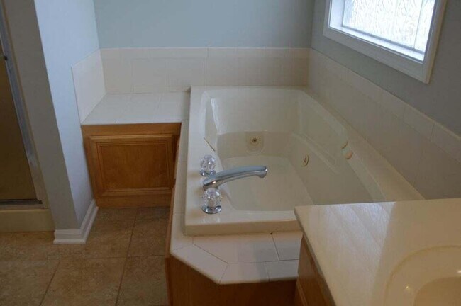 Building Photo - 808 Shakertown Way