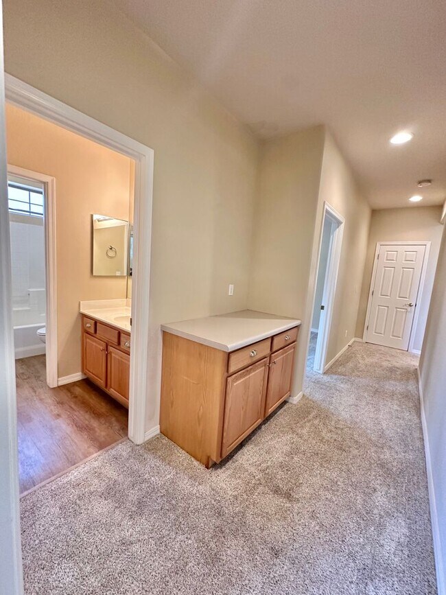 Building Photo - Beautiful 3 bedroom, 3 bathroom home with ...