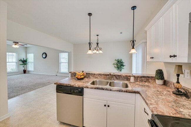 Building Photo - 880 Westlawn Dr