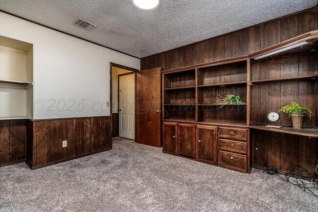 Building Photo - 5712 SW 48th Ave