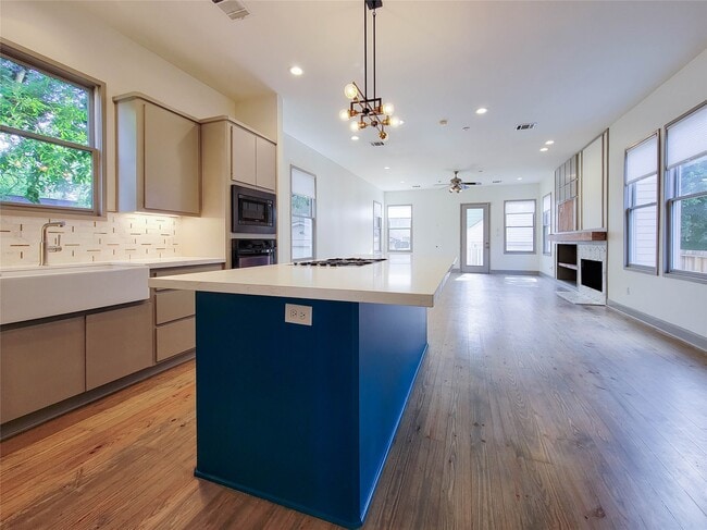 Building Photo - 917 Herkimer St