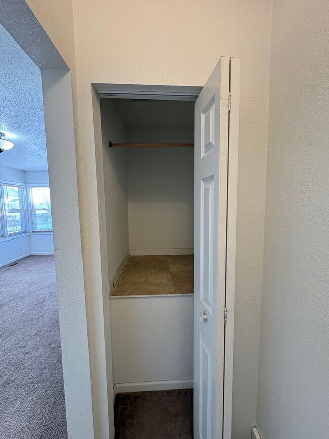 Building Photo - 2 Bedroom House!