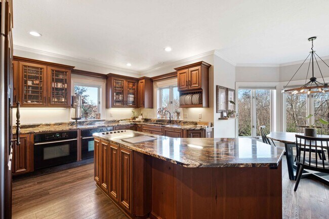 Building Photo - Fully-Furnished Luxurious Home in Nevillewood