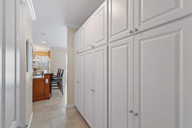 Building Photo - 115 Castries Dr