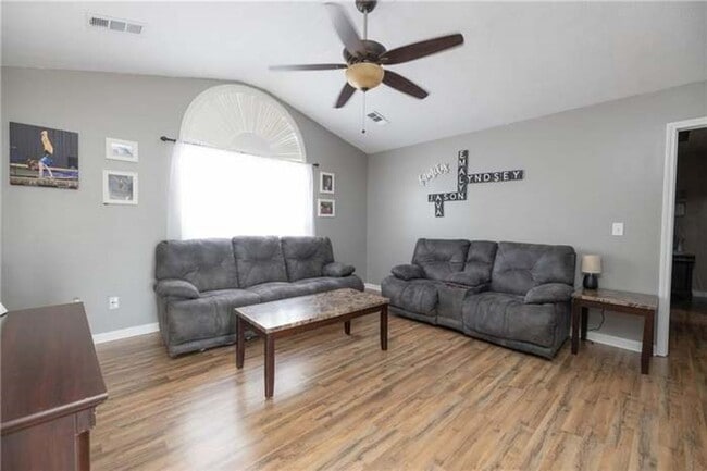 Building Photo - 5 Bedroom home available to rent!