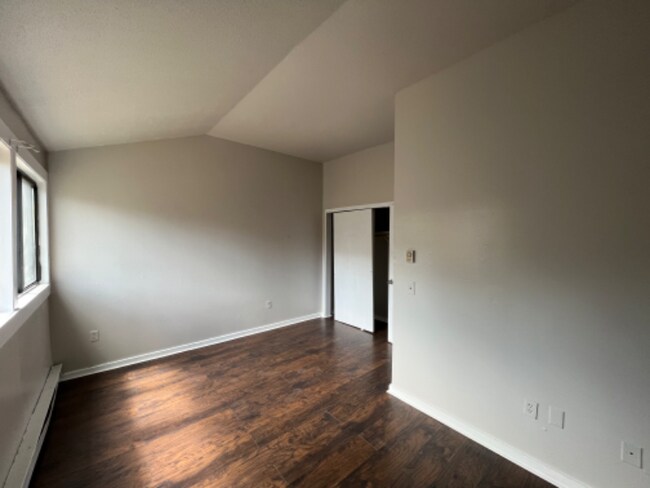Building Photo - 559 Sherman Parkway