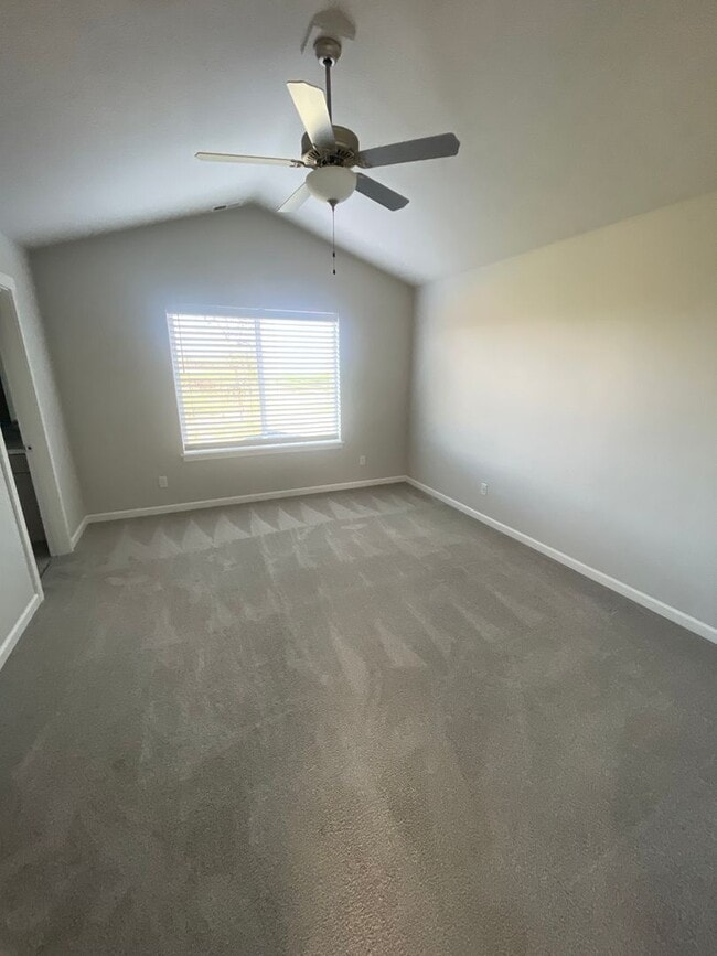 Building Photo - ** MOVE IN SPECIAL!** Must See in NE Albany!