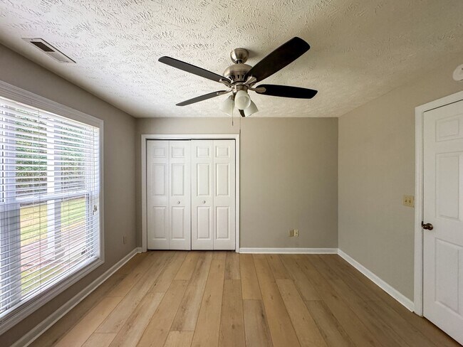 Building Photo - Cute 2 Bed 2 Bath Ground Level Condo with Community Pool