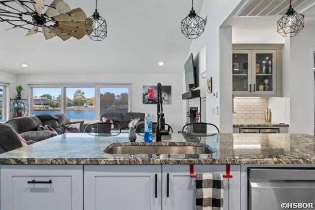 Building Photo - 100 Bayou Point