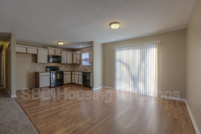 Building Photo - 1129 NE Bryco Dr