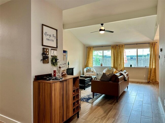 Building Photo - 2715 Alderwood Dr