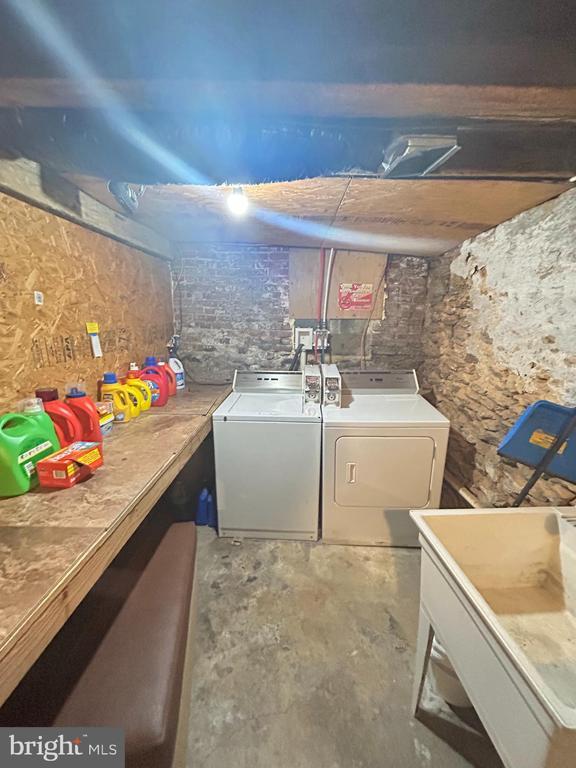 Building Photo - 1710 W Girard Ave