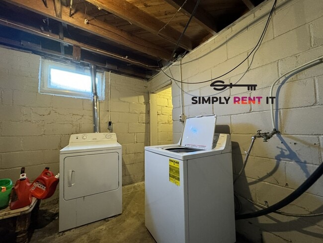 Building Photo - 4 Bedroom On Campus with Free Parking Aug ...