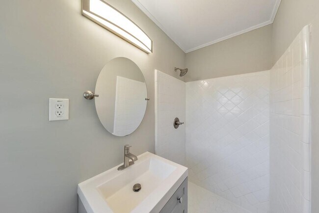 Building Photo - 909 Rosedale Dr