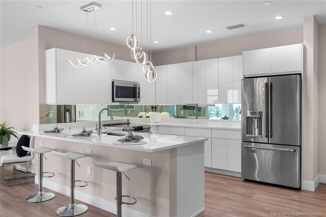 Building Photo - 41 SW Seminole St