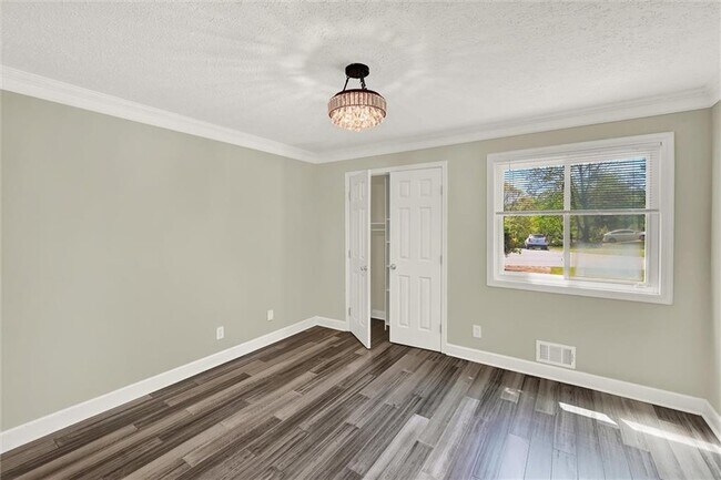 Building Photo - 910 Muirfield Dr NE